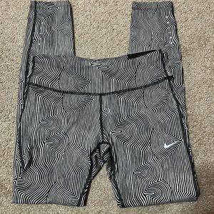 NWT Nike Epic Run Tight Fit legging. Size M